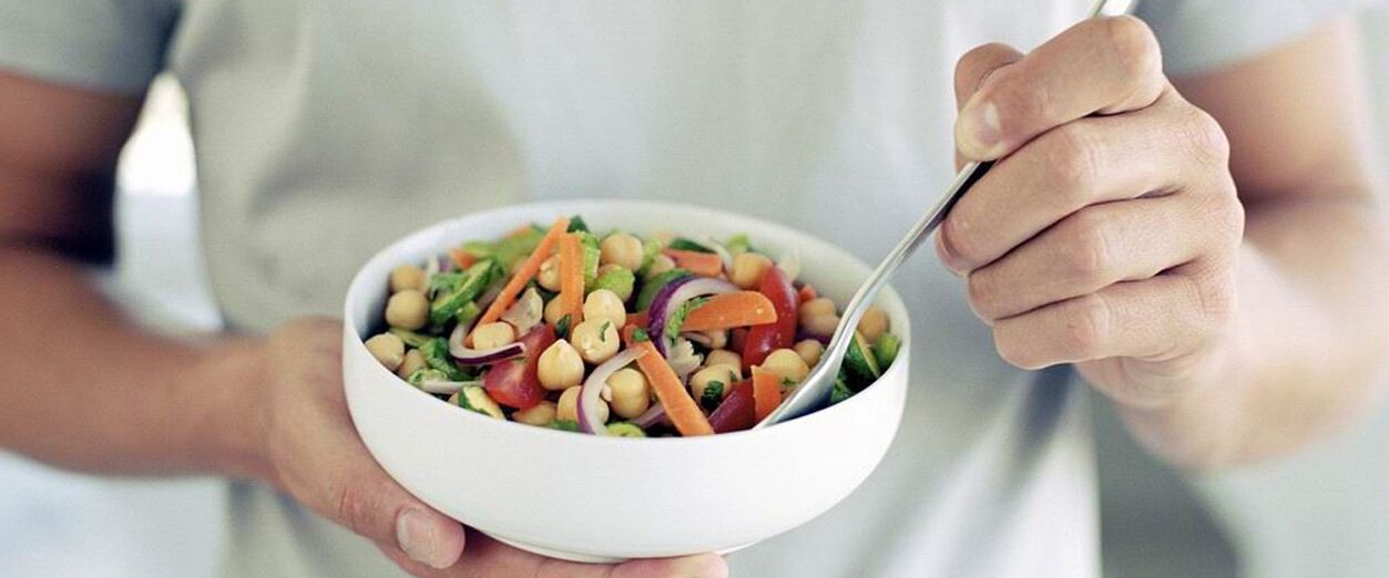 Un homme mange des aliments bons pour la puissance