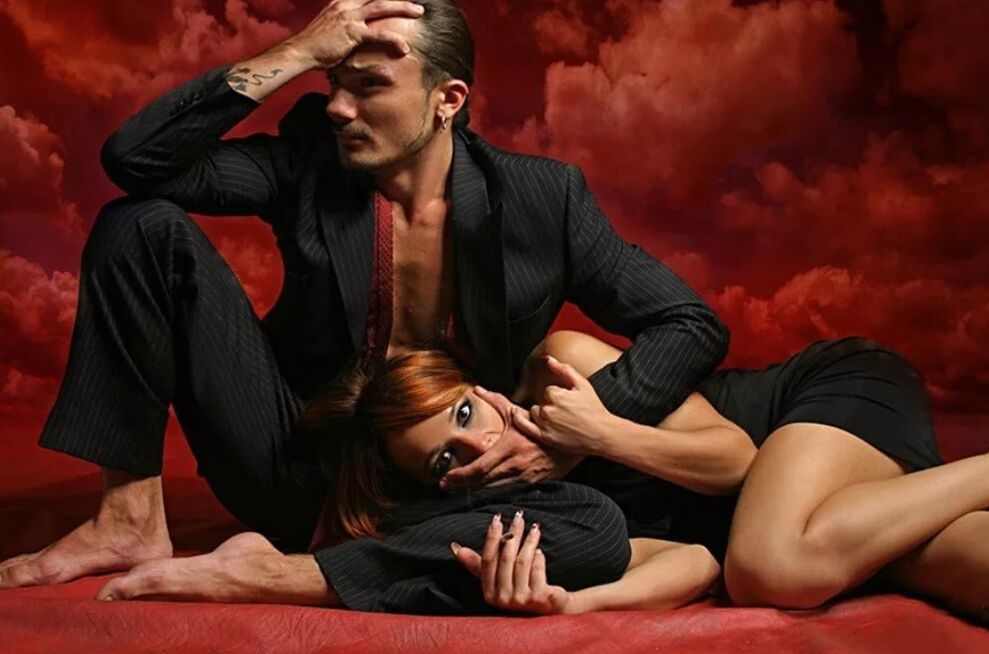 Une femme essaie de convaincre un homme de lui masser le point G