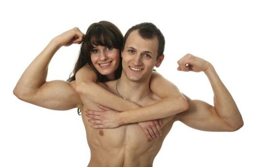 la femme et l'homme forts ont augmenté le pouvoir